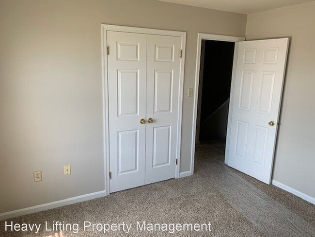 Building Photo - 3 br, 2.5 bath House - 6105 Spring Knoll Dr