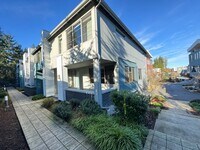 Building Photo - 4Bd/3.25Ba Kirkland Townhouse