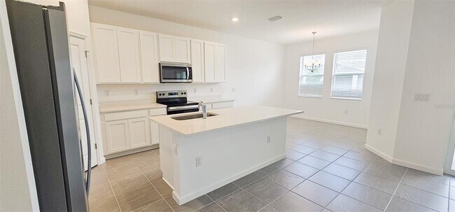 Building Photo - 500 Silver Palm Dr