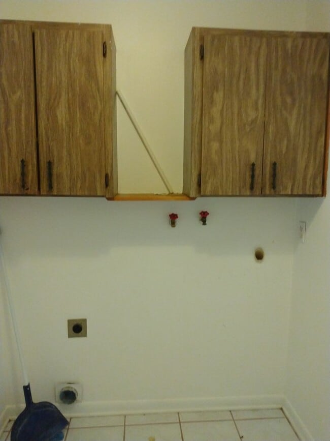 Building Photo - 2 bedroom 2 bathroom adorable house for rent