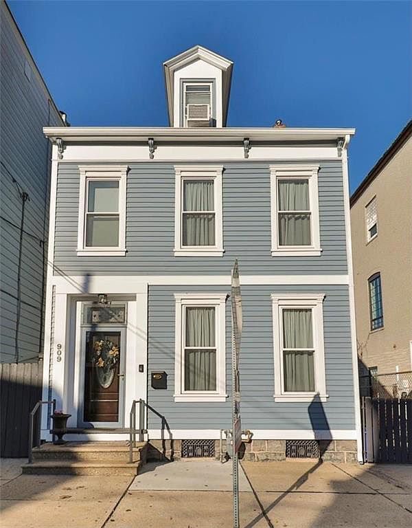 Building Photo - 909 Washington St
