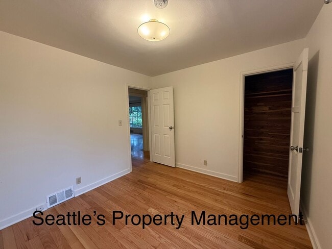 Building Photo - Deceptively Large Wedgewood Home!