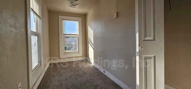 Building Photo - 918 Watson St