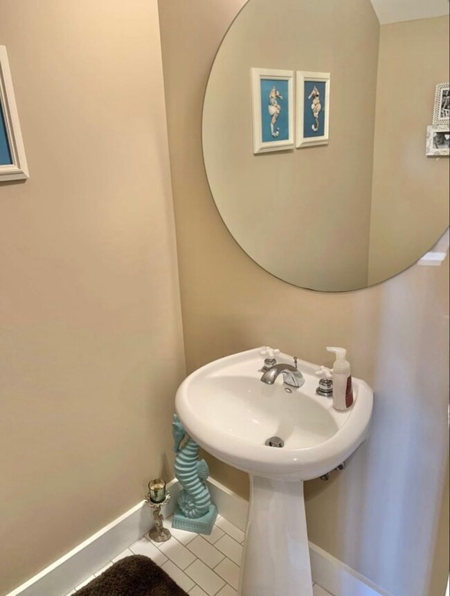 Building Photo - 2 BEDROOM 2.5 BATH TOWNHOME WITH DOWNTOWN ...