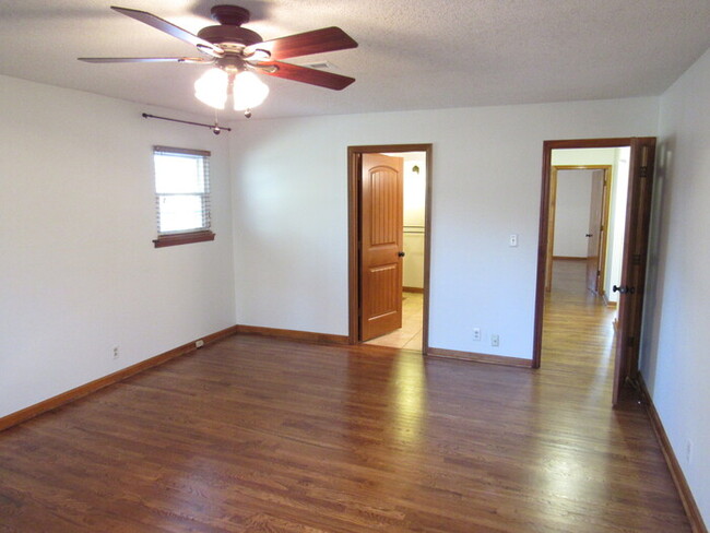Building Photo - Huntington Ridge condo- one level!