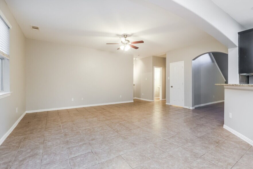 Building Photo - 9202 Hidden Lake Cir