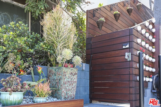 Building Photo - 472 Rosecrans Ave