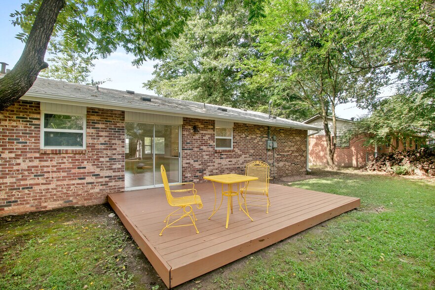 Building Photo - 840 W Davis St