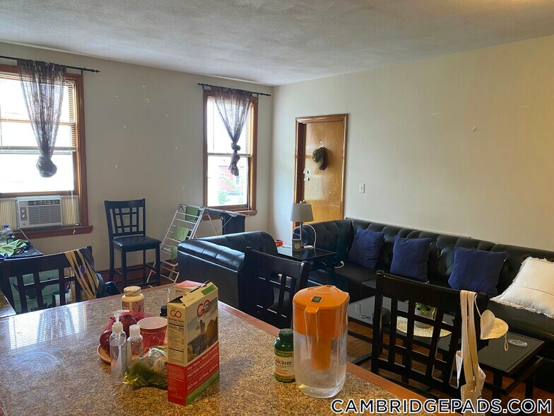 Building Photo - 1124 Cambridge St