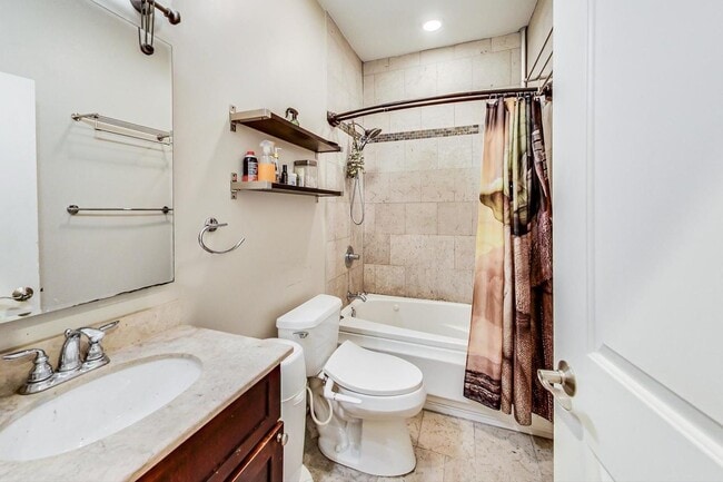 Building Photo - 5121 N Kenmore Ave