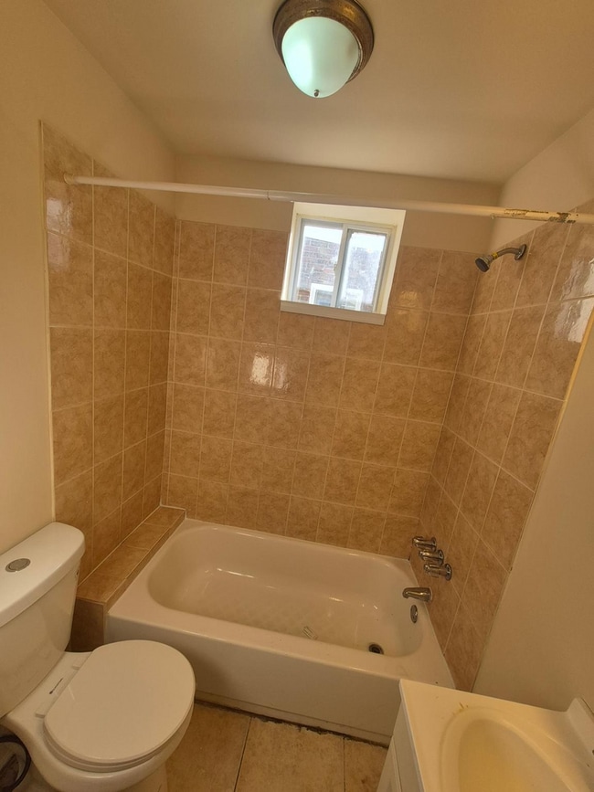 Building Photo - 4 Bed/1.5 Bath Steps from Temple University