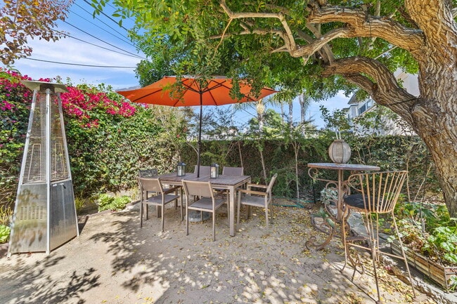 backyard eating area - 3525 N Poinsettia Ave