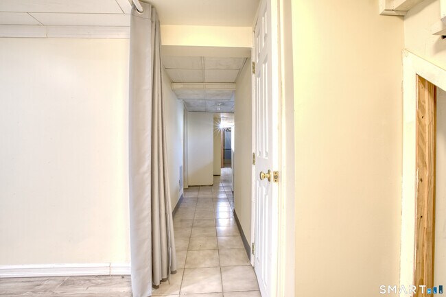 Building Photo - 24 Hollow Wood Ln