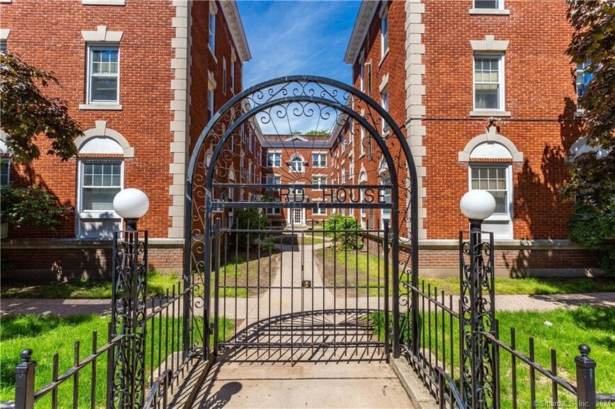 Front of the complex - 49 Willard St