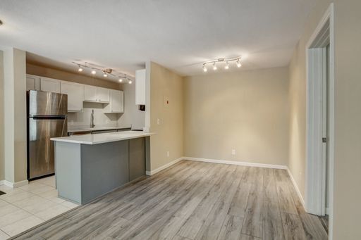 Building Photo - $1,750- 2 Bed 2 Bath Condo in Lakewood wit...