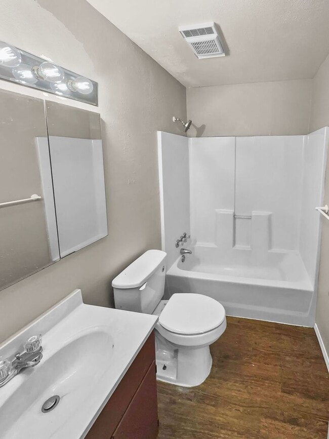 Building Photo - Ridglea West Home with Hardwood Floors & F...