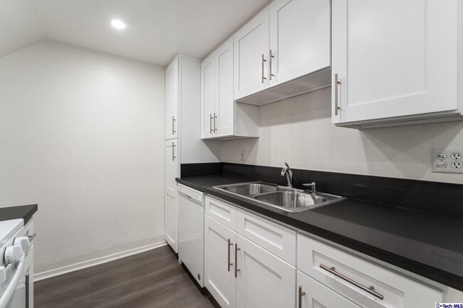 Building Photo - 731 E Cypress Ave