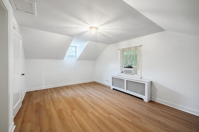 Building Photo - Quaint 1 Bedroom/1 Bathroom Cottage Style Apartment in Richmond ***Available NOW***