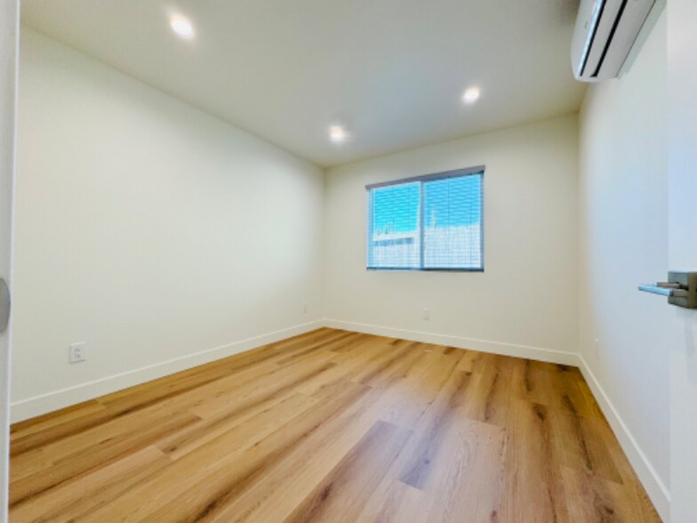 Building Photo - 5037 Kenmore Dr