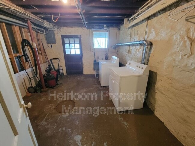 Building Photo - 1112 E 6th St