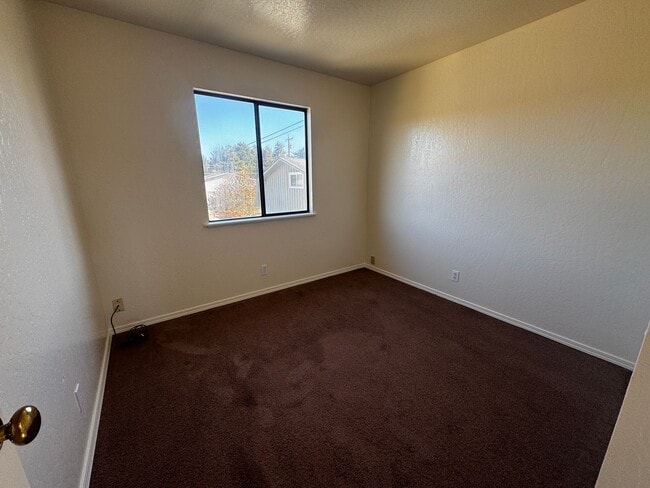 Building Photo - Charming 2 Bedroom 1 Bath Apartment Locate...
