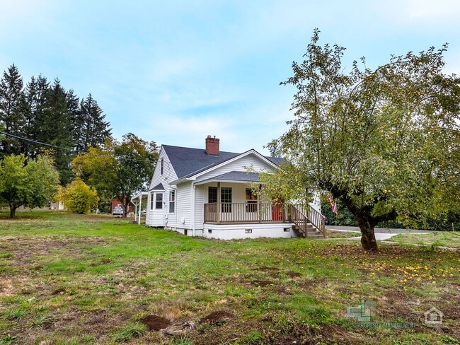 Building Photo - Beautifully Renovated furnished 3-Bedroom ...