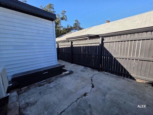 Building Photo - 1100 Beverly Ave NW