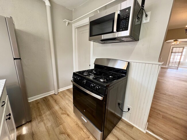 Building Photo - 3 Bedroom 1 Bathroom in York with Sunroom,...