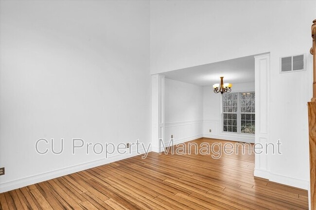 Building Photo - 506 E Tomaras Ave