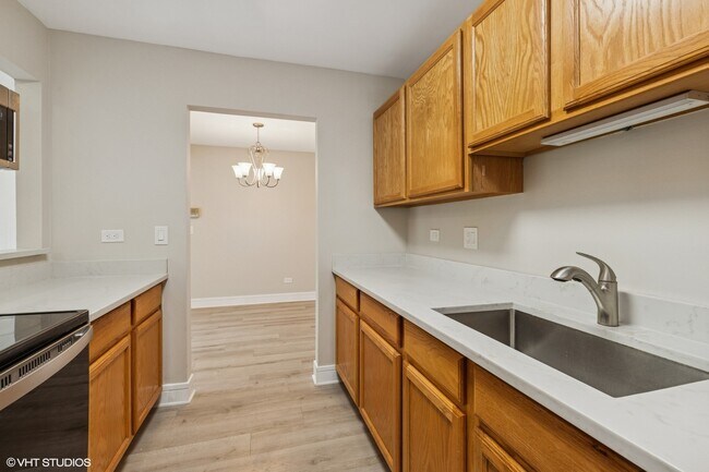 Building Photo - 940 N Lakeside Dr