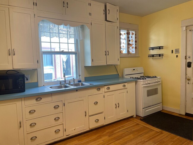 Building Photo - Charming Minneapolis 3-Bedroom Home Availa...