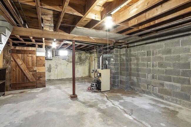 Building Photo - 56 Spruce St