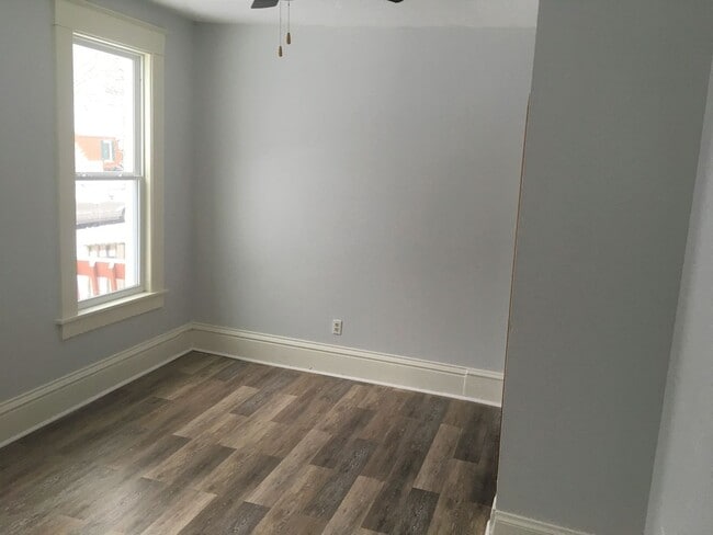 Building Photo - 9th St 3-Plex