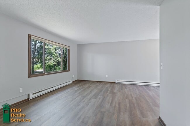 Building Photo - Spacious 4 Bedroom Home **Half Off October...