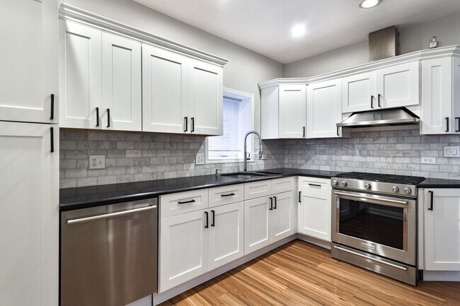 Building Photo - 3547 N Albany Ave