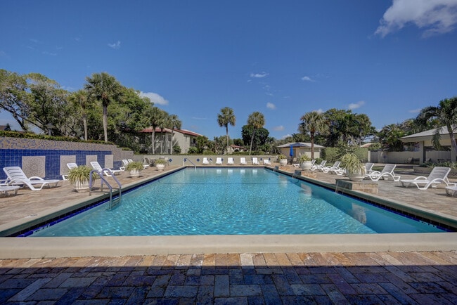 Building Photo - 8545 Casa Del Lago