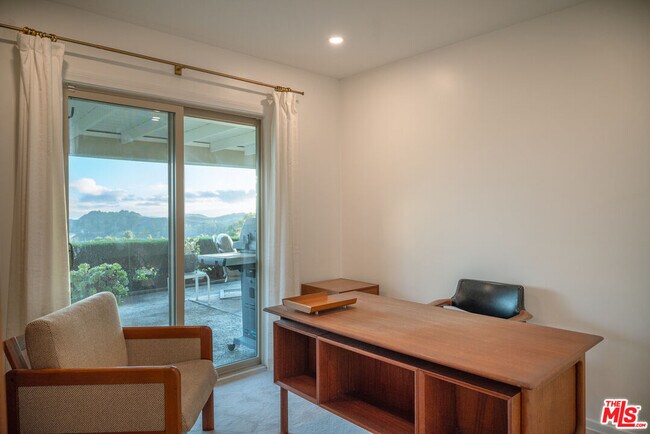 Building Photo - 2701 Lake Hollywood Dr