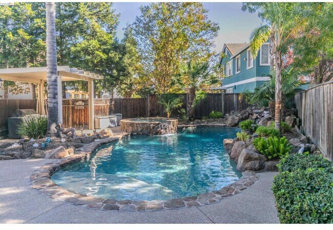 Building Photo - 784 Begonia Dr