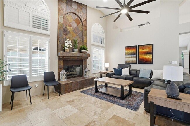 Building Photo - 1909 E Coral Tree Dr