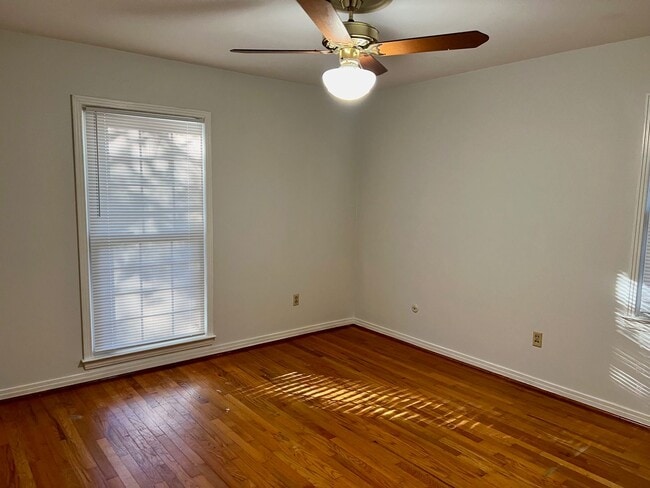 Building Photo - Brick home 3 bed and 2 bath