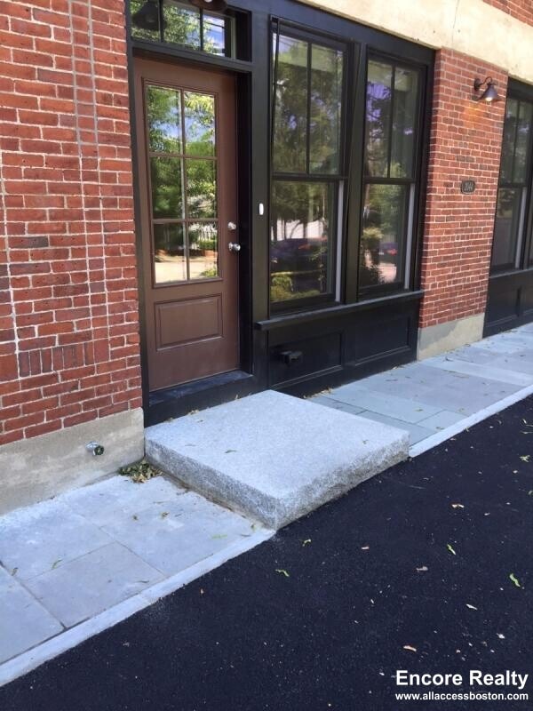 Building Photo - 2044 Beacon St