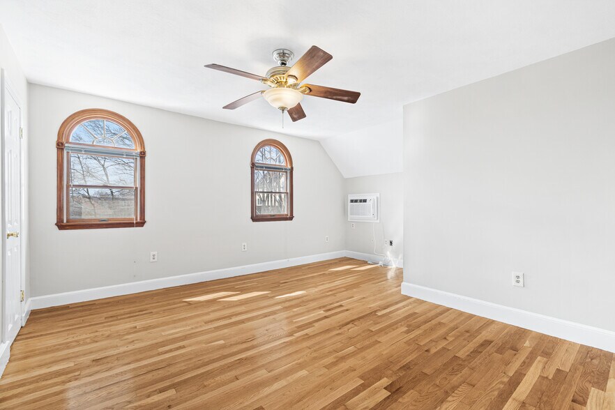 Building Photo - 1 Oak Grove Ct