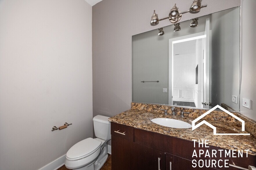 Building Photo - 1008 W Lake St