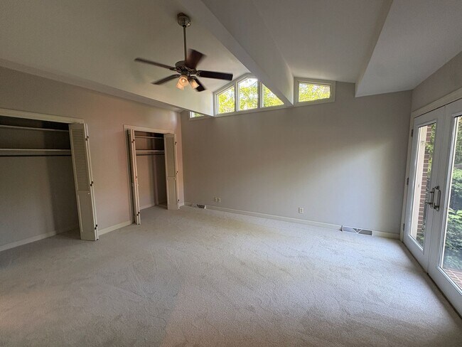 Building Photo - Large Lakefront Home Minutes from Downtown Greenville!