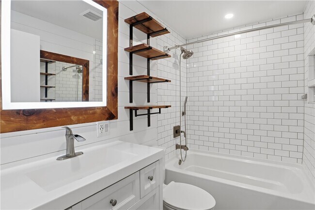 Building Photo - 456 Surrey Hill Way