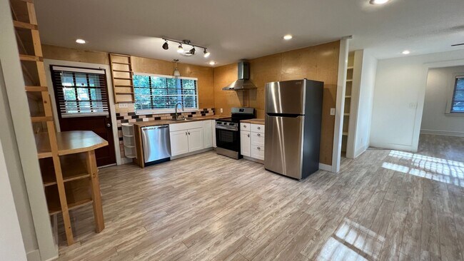 Building Photo - 3 Bed | 2 Bath Single Family Home