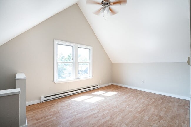 Building Photo - Beautiful 3 Bedroom + Den 2 Full Bath Uppe...