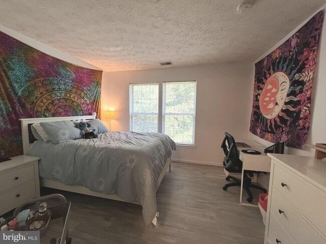 Building Photo - Gorgeous Light-Filled 2BR/2BA Penthouse Condo in Piney Orchard.