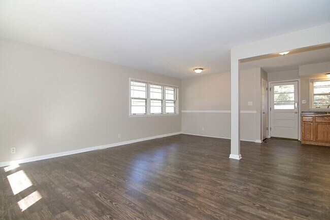 Building Photo - GREAT LAWRENCE TOWNSHIP HOME!