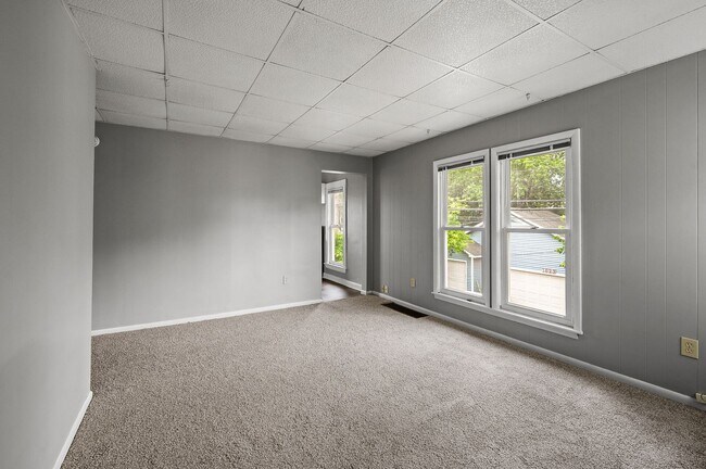 Building Photo - Cute 2BR 1 Bath Apartment Available 8/15